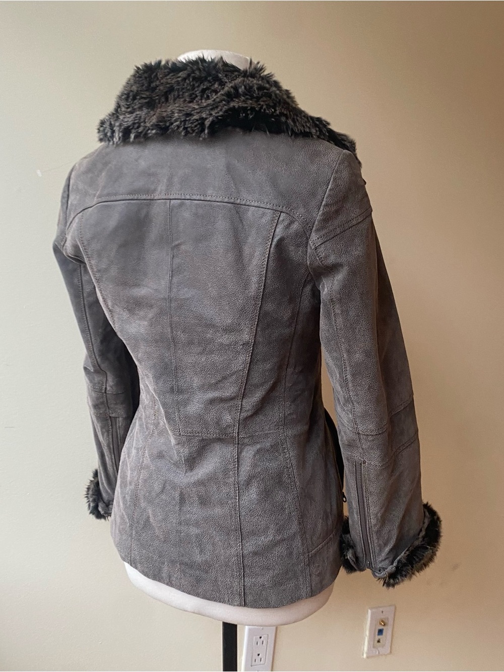 Danier Women’s Grey Genuine Leather Jacket with Black Fur Trim - Picture 4 of 11